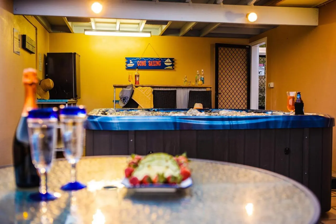 Sea Star Apartments Airlie Beach 4*,